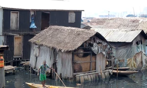 Singurul mijloc de deplasare prin Makoko este barca jpeg