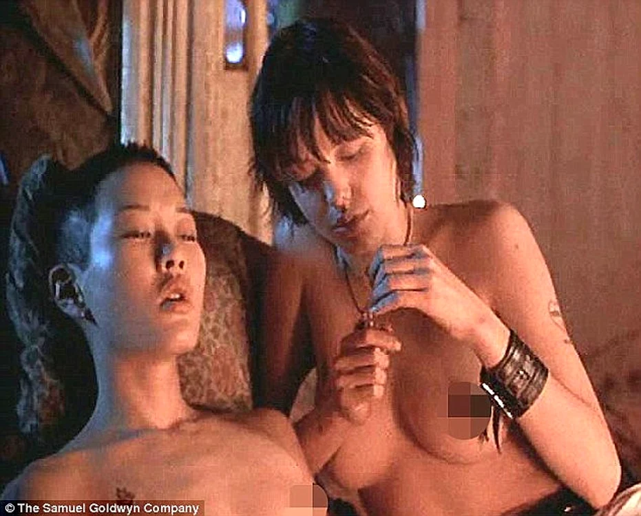 Angelina a declarat că a fost îndrăgostită de colega de platou, Jenny Shimizu