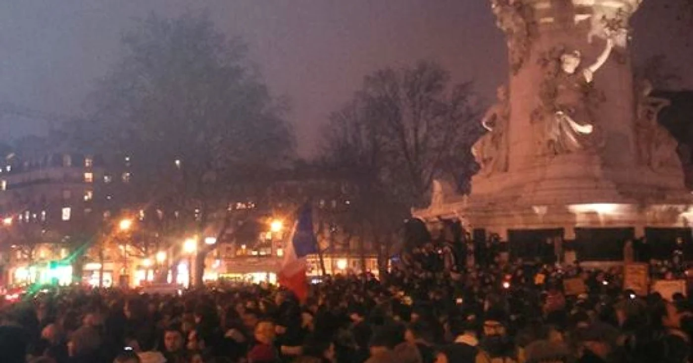 Mii de oameni au ieşit în Piaţa Republicii din Paris pentru a-şi exprima solidaritatea cu cei ucişi la sediul redacţiei Charlie Hebdo FOTO Iulia Badea-Guéritée