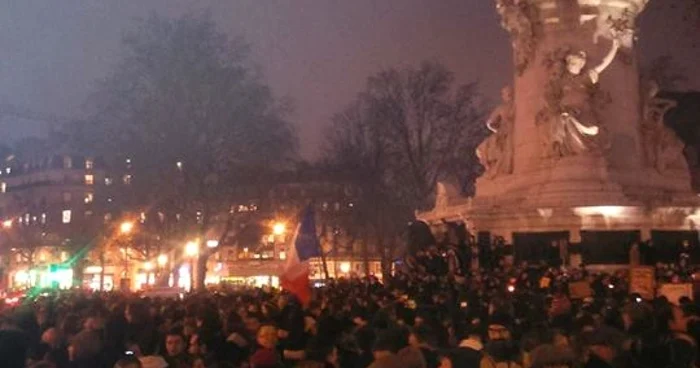 Mii de oameni au ieşit în Piaţa Republicii din Paris pentru a-şi exprima solidaritatea cu cei ucişi la sediul redacţiei Charlie Hebdo FOTO Iulia Badea-Guéritée