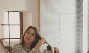 Dana are o oglindă mare în baie pe care şi a decorat o cu mult bun gust jpeg