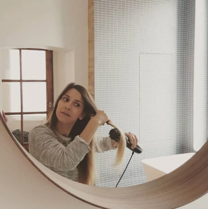 Dana are o oglindă mare în baie pe care şi-a decorat-o cu mult bun gust