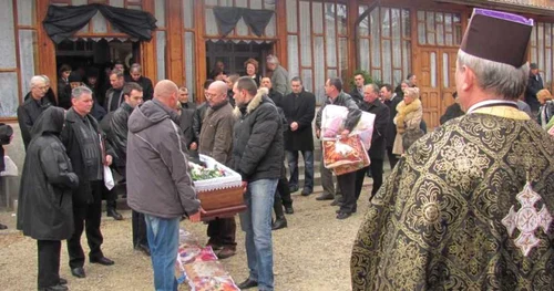 Sicriul a fost cărat de colegii de la criminalistică FOTO