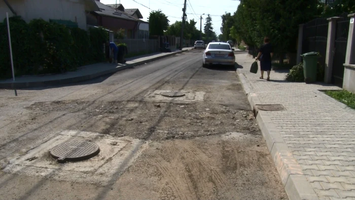 Strada Iuliu Maniu proaspăt asfaltată distrusă de o avarie la apă FOTO Cosmin Zamfirache