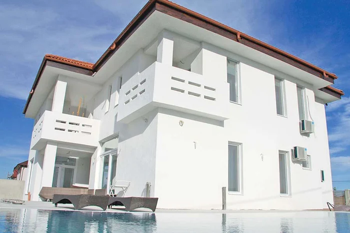 Logodnicul ei, Adrian Enache  (46 de ani), şi fiul lor,  David (7 ani), au ajutat-o  pe Iuliana Marciuc la  amenajările căminului (FOTOGRAFII: ARHIVA PERSONALĂ)