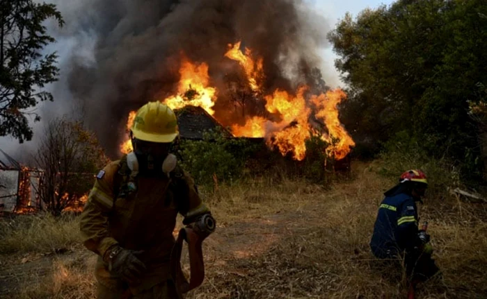 95 de pompieri, 33 de camioane, patru avioane de stingere a incendiilor şi elicoptere au fost mobilizate pentru a lupta împotriva incendilor în regiunea Zeria