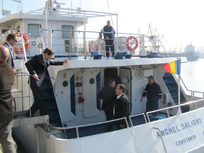 Oficialii olandezi se îmbarcă pe nava Anghel Saligny a Portului Constanţa FOTO Sînziana Ionescu