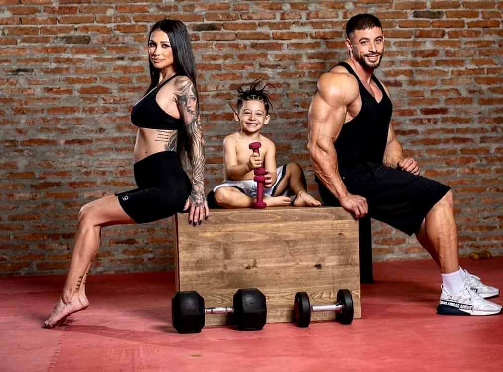 
    Roxana Vancea, ședință foto specială alături de soțul ei și de fiul acestuiafoto: Instagram  