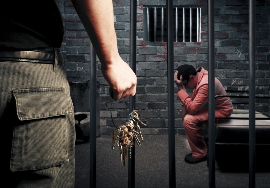 Pedeapsa primită de un polițist de penitenciar după ce a lovit cu pumnul un deținut, prin vizeta celulei