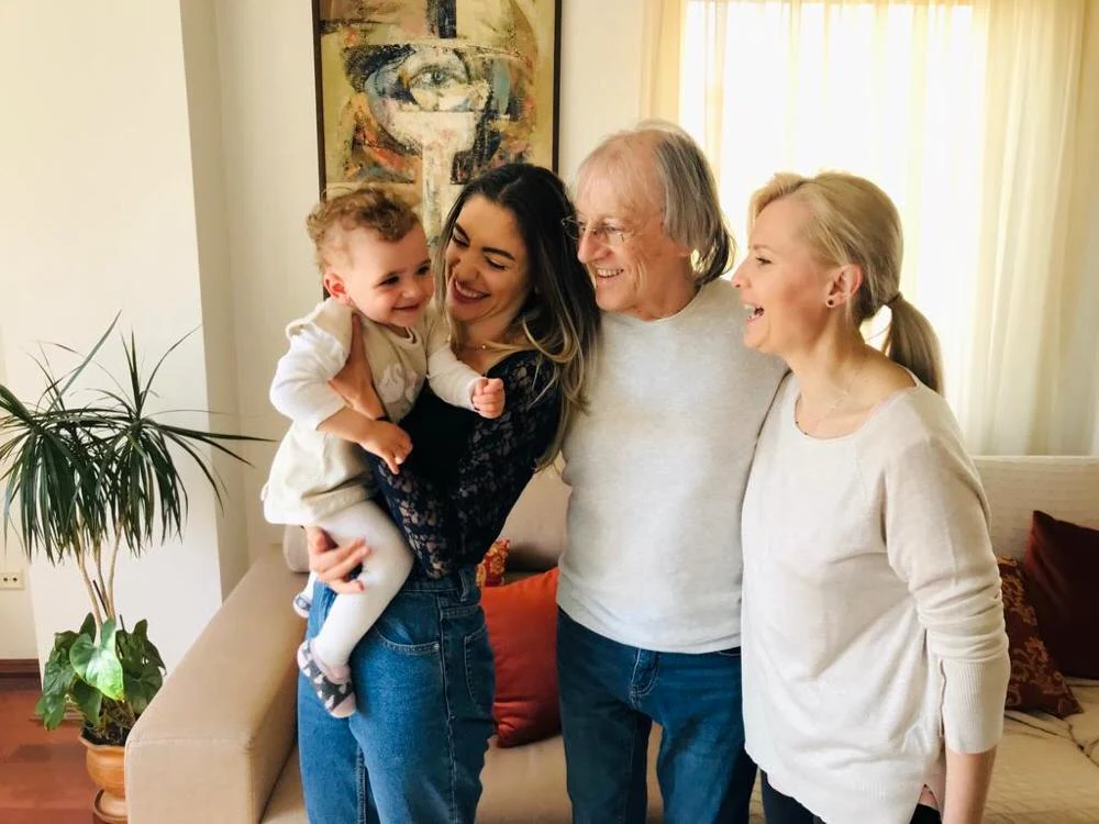 
    Mihai Constantinescu și Simona Secrier au nășit-o pe micuța Aryafoto: arhivă personală  