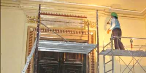 Specialiştii recondiţionează frescele găsite la intrarea în Aula „Gheorghe Asachi“