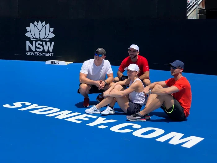 Simona Halep, alături de echipa ei, la Sydney