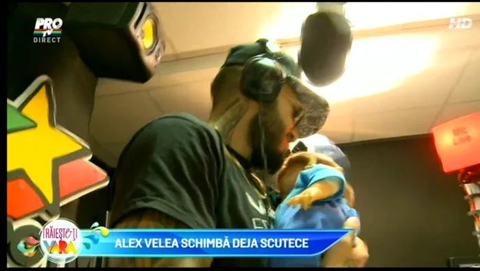 Alex Velea schimbând scutece