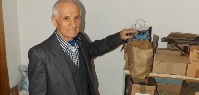 Nicolae Pop prepară ceaiuri pentru o mare gamă de afecţiuni. FOTO: Remus Florescu