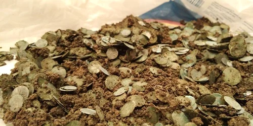 ulcele cu monede medievale descoperite