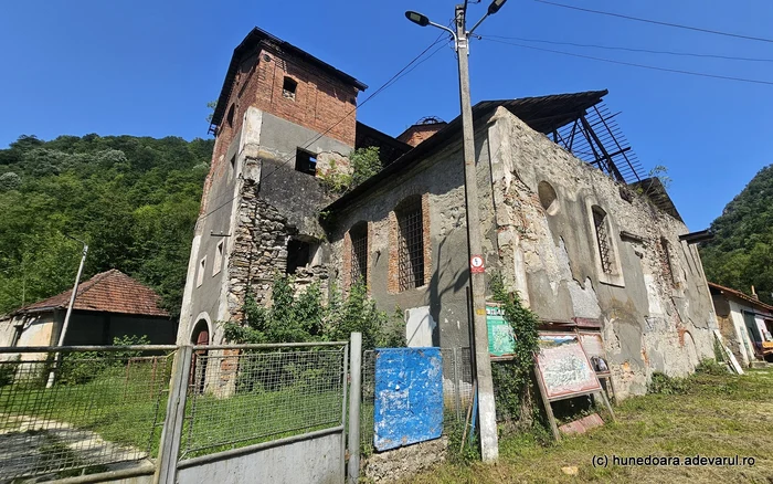 Clădirea se degradează din ce în ce mai mult / foto: adevarul.ro