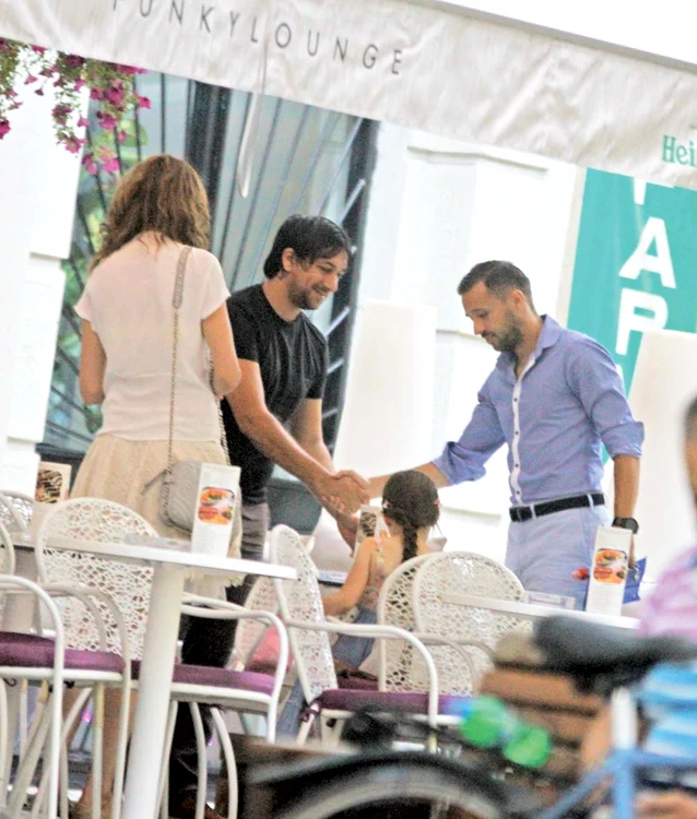 După o plimbare pe bulevardul Decebal, Sânmărtean s-a oprit la o terasăFoto: CAPS