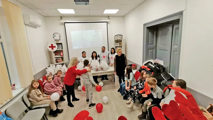 Membrii Crucii Roşii au împărţit daruri