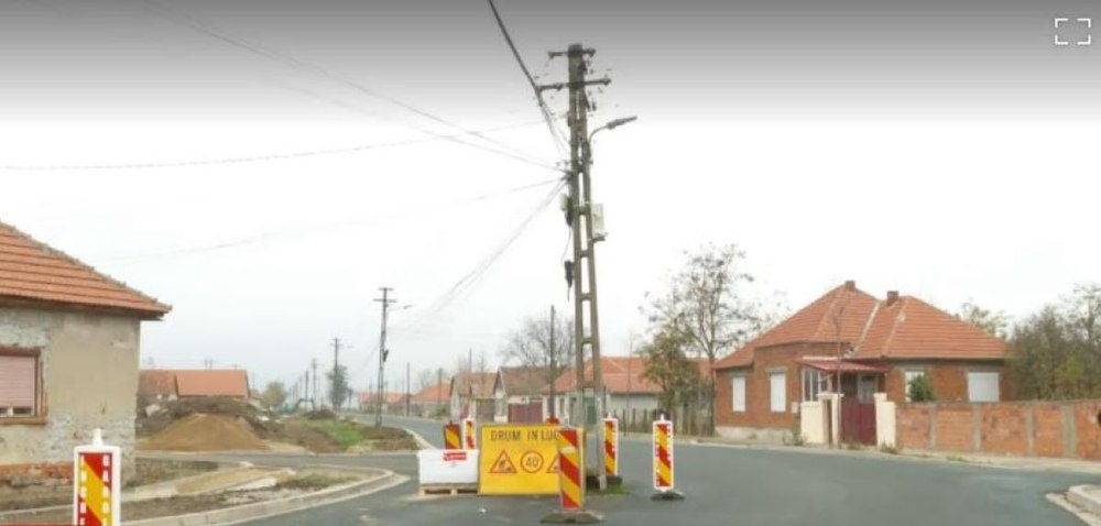 Un stâlp tronează în mijlocul unui drum recent asfaltat din Arad: „Unde ai mai văzut dumneata așa ceva?” Cine este de vină 
