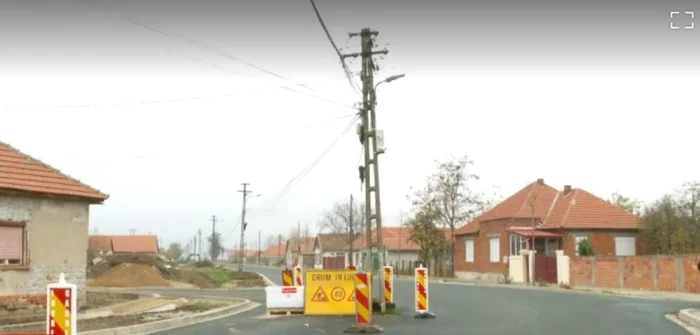 Stâlpul ajuns în mijlocul drumului este un real pericol pentru şoferi. Foto: captură video