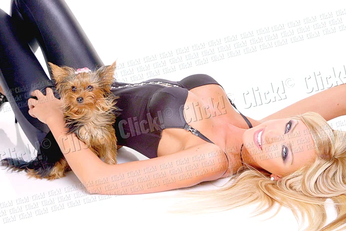 Bianca le pune moaţe roz la fetiţe