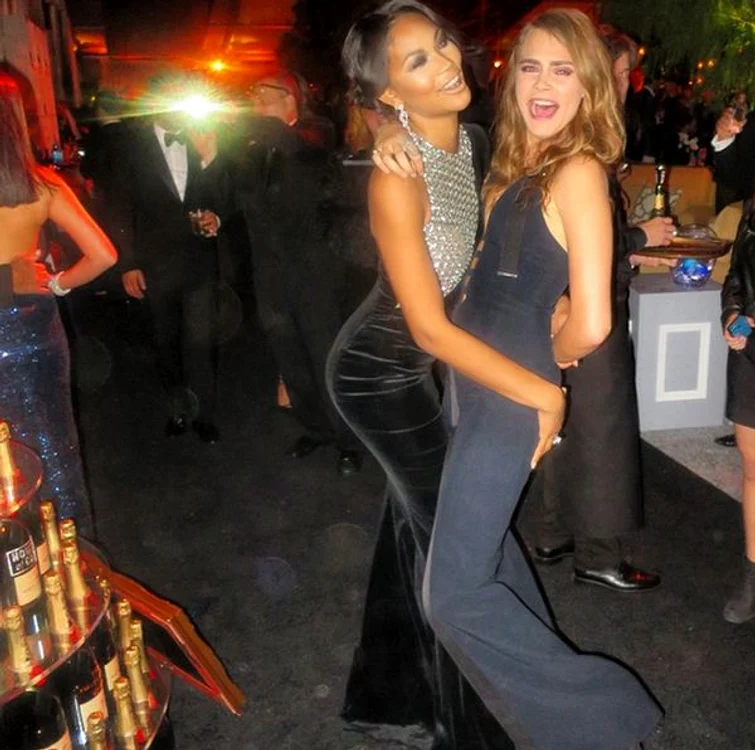 Chanel Iman şi Cara Delevingne s-au dat în stambă în culise