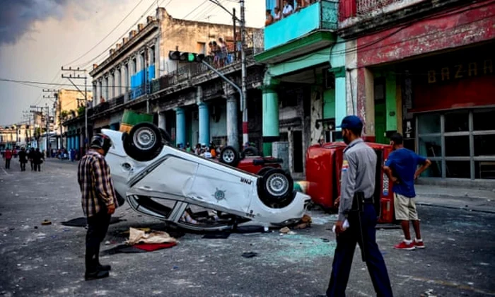 Maşini răsturnate în Havana în urma protestelor FOTO Getty Images