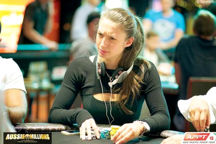 Cele mai sexy jucătoare de poker: Românca Ana-Maria Cosma a fost penalizată pentru că are sânii mari