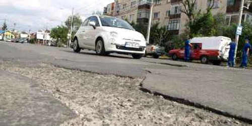 Strada Podul Înalt este considerată de şoferi drept una dintre cele mai proaste artere din oraş Foto: Alex Policală