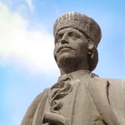 Statuia lui Avram Iancu de la Turda (© Ana Maria Catalina / Wikimedia Commons)