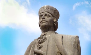 Statuia lui Avram Iancu de la Turda (© Ana Maria Catalina / Wikimedia Commons)