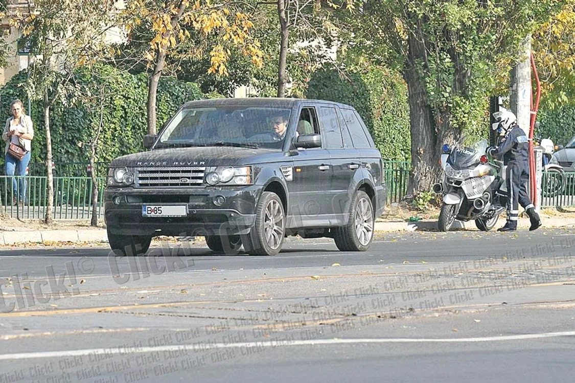 Este oprit de poliţie  după două străzi