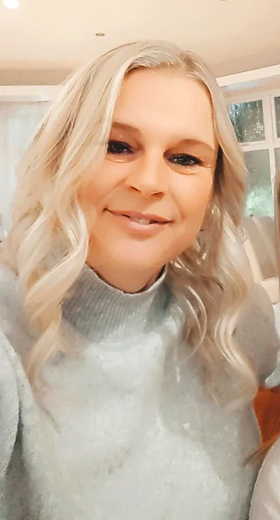 Cassie Needles spune că bradul o face extrem de fericită. SURSĂ FOTO: PROFIMEDIA