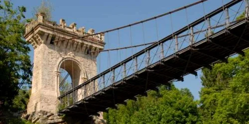 Podul suspendat din Parcul Nicolae Romanescu av fi reabilitat