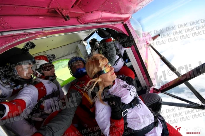 Elena Udrea a sărit cu paraşuta de 1 Mai.