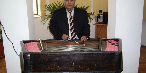 Gheorghe Mihalache cântă la ţambal de la vârsta de 10 ani