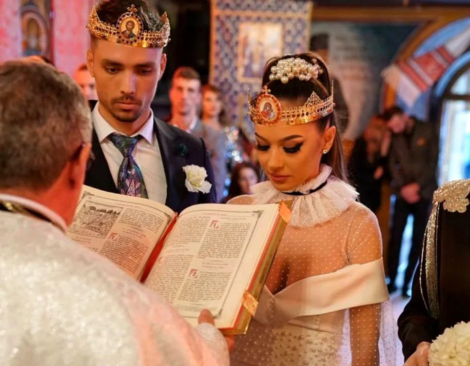 
    Vlăduța Lupău a purtat o rochie de mireasă foarte sexyfoto: arhivă personală  