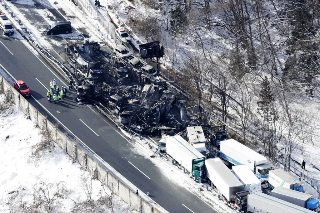Carambol uriaș în Japonia, pe o autostradă înzăpezită. Doi morți și 26 de răniți după un accident cu 67 de vehicule