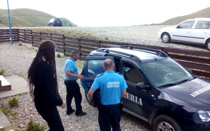 După ce i s-au dat alimente şi un ceai, jandarmii montani au condus turista la Poliţia Sinaia, de unde s-a luat legătura cu Ambasada Cehiei la Bucureşti