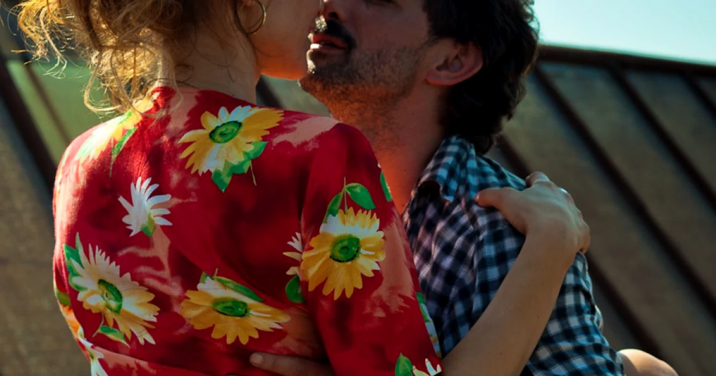 Monica Bîrlădeanu şi Andi Vasluianu, într-o scenă fierbinte din filmul „Despre oameni şi melci“