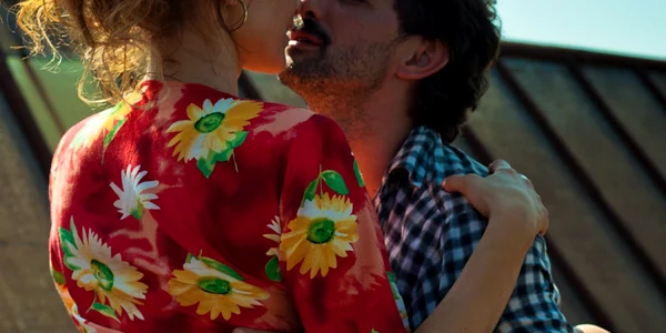 Monica Bîrlădeanu şi Andi Vasluianu, într-o scenă fierbinte din filmul „Despre oameni şi melci“