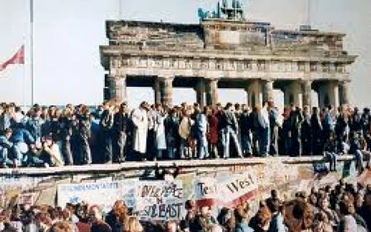 Căderea zidului Berlinului