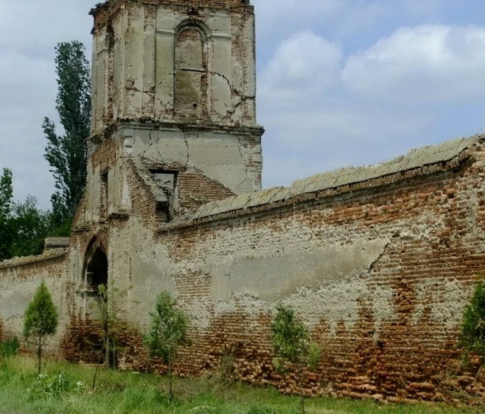 Ruinele curţii Bălăceanu pot fi văzute în comuna Tătărăştii de Sus