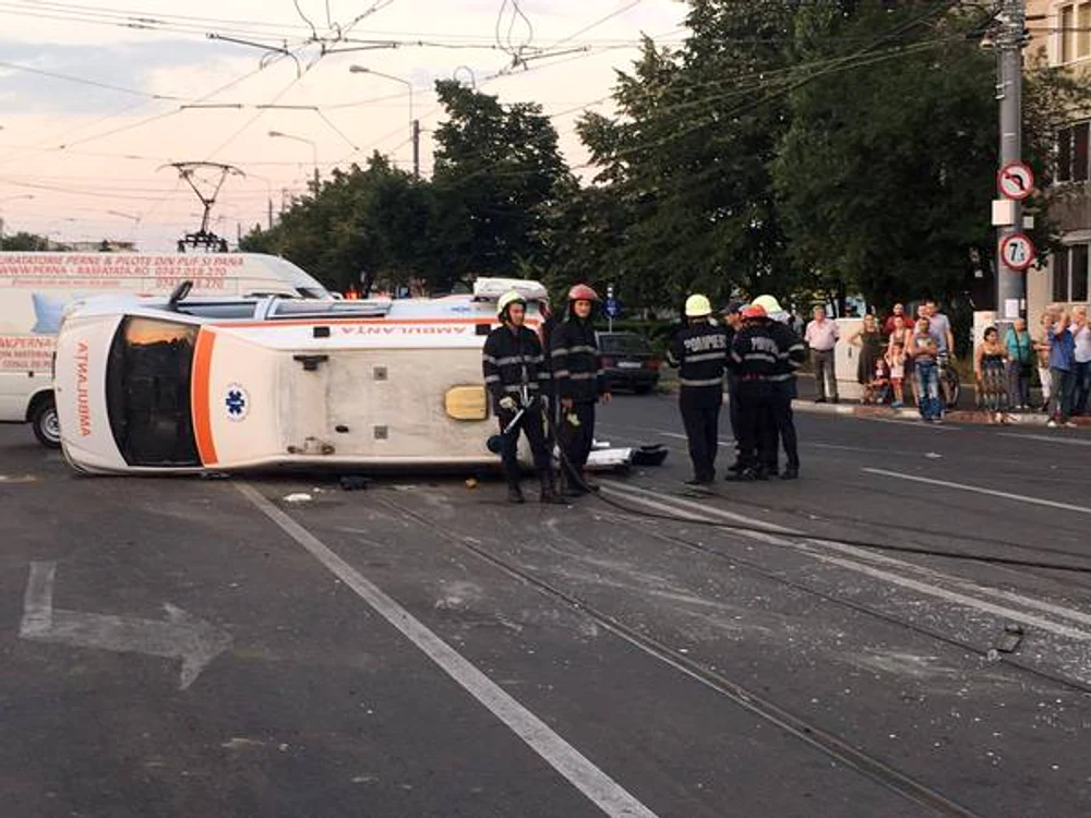 
    Ambulanța s-a răsturnat în momentul impactuluiFoto Mediafax  