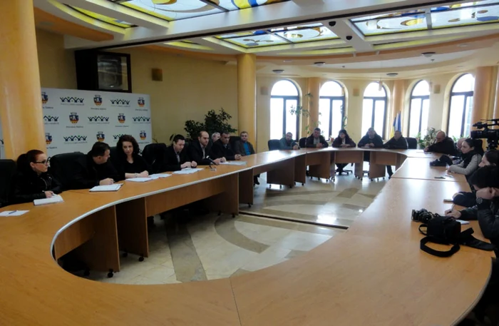 Oficiali ai Primăriei Slatina, faţă-n faţă cu ziariştii la dezbaterea Bugetului pe 2015 (FOTO: Mugurel Manea)