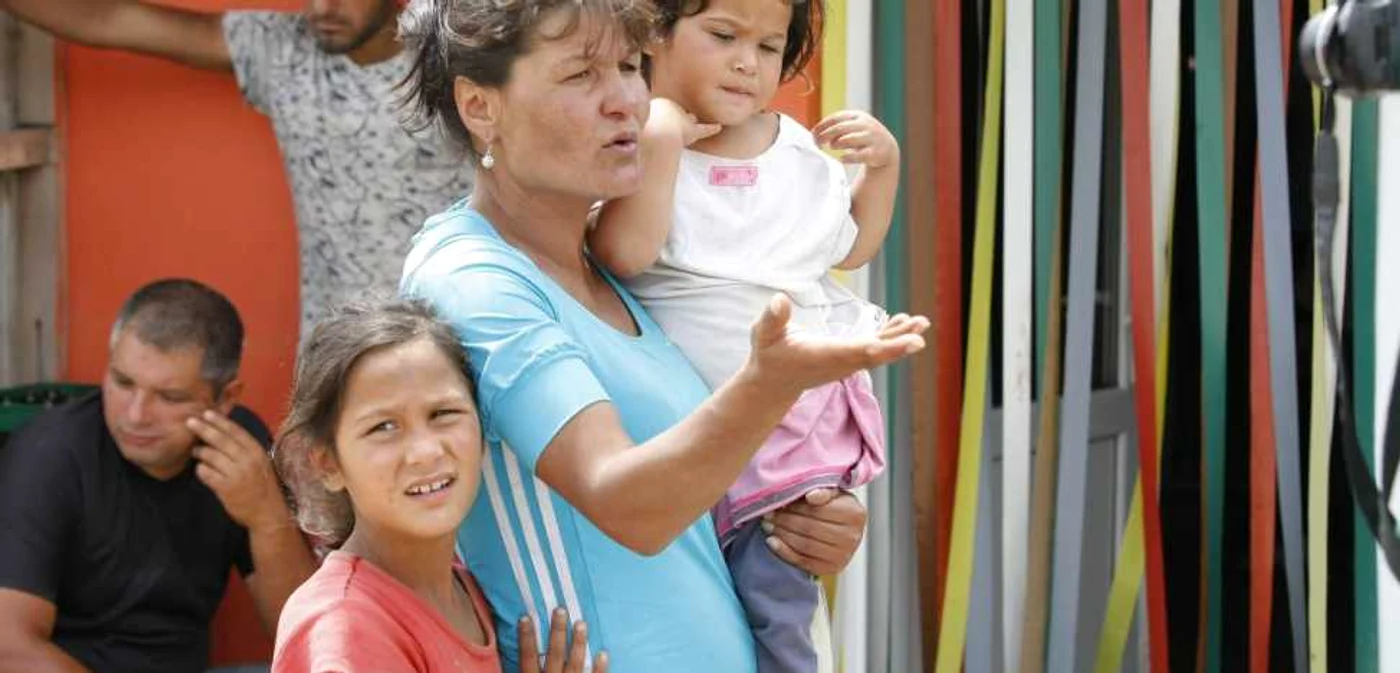 Angela Lican şi doi dintre copiii săi FOTO Eduard Enea