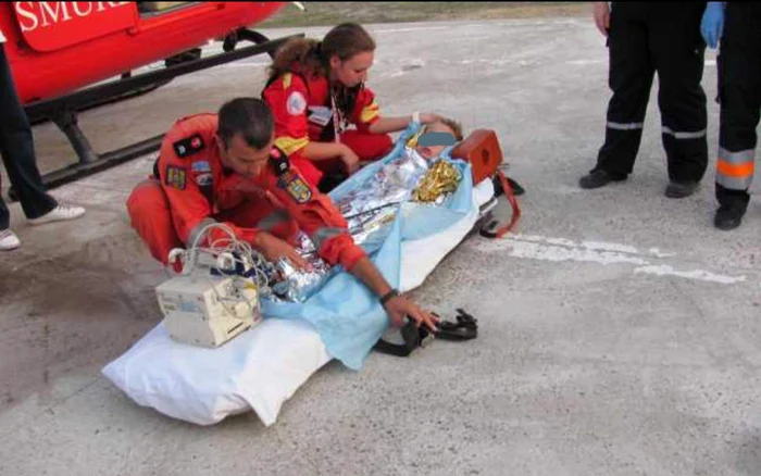 Copilul dormea în timp ce hainele puse la uscat pe sobă s-au aprins şi au căzut peste elFoto: captura video Antena 1