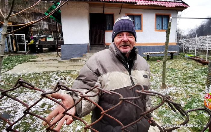 Vasile, un om mulțumit cu ajutoarele sociale. Foto: Daniel Guță