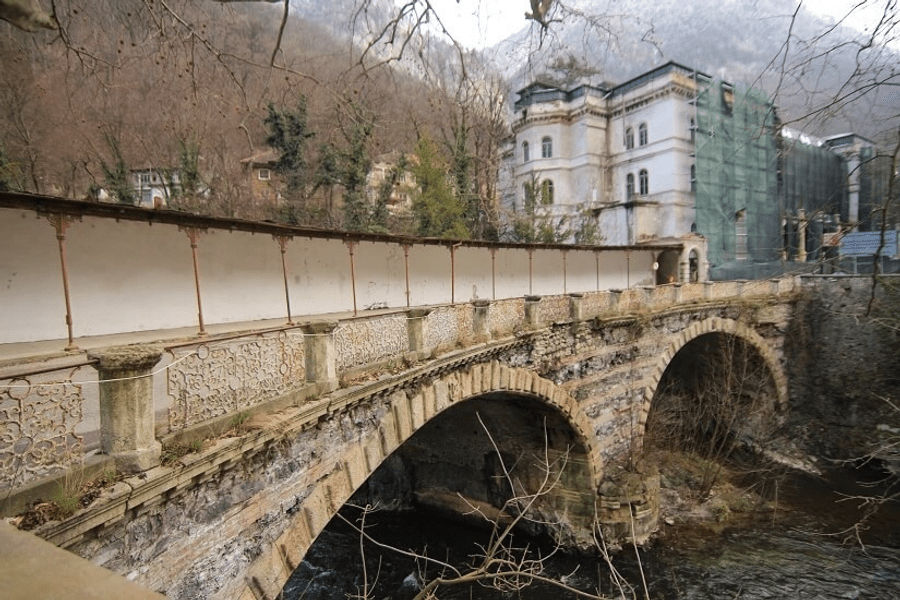 Încep lucrările de restaurare a Podul de piatră din Băile Herculane, vechi de peste 150 de ani