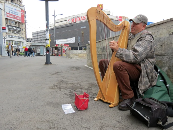 Leonid (52 de ani) vrea să-şi cucerească visele cântând la harpă FOTO Ionuţ Ungureanu